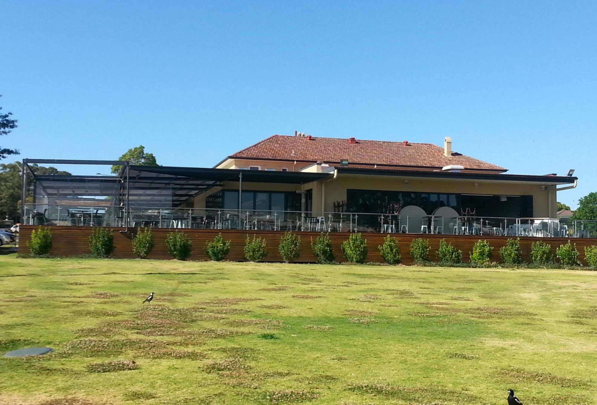 Huskisson Hotel Exterior photo